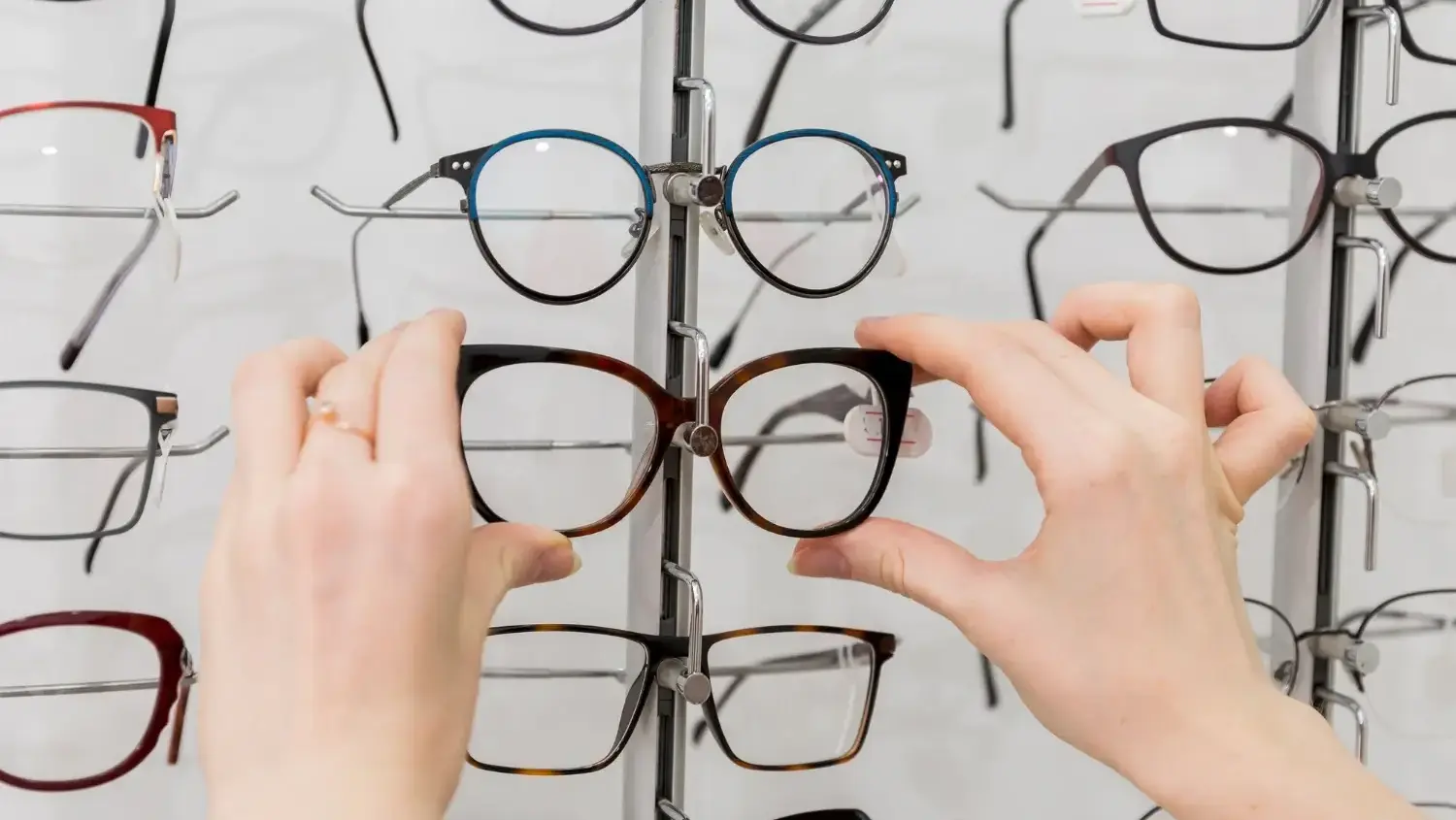 Oprawki do okularów a kształt twarzy